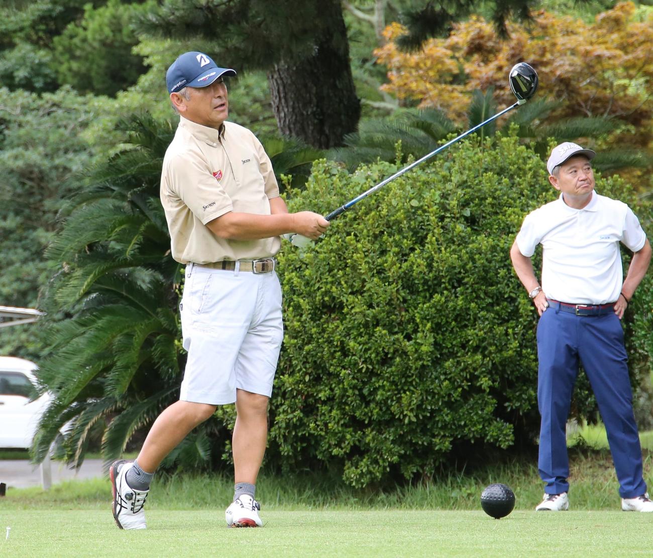 17番でティーショットを放つ野上泰生（撮影・菊川光一）