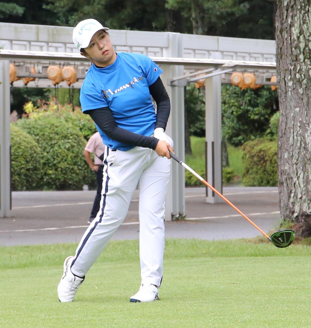 17番、ティーショットを放ち打球を見送る権藤未歩（撮影・菊川光一）