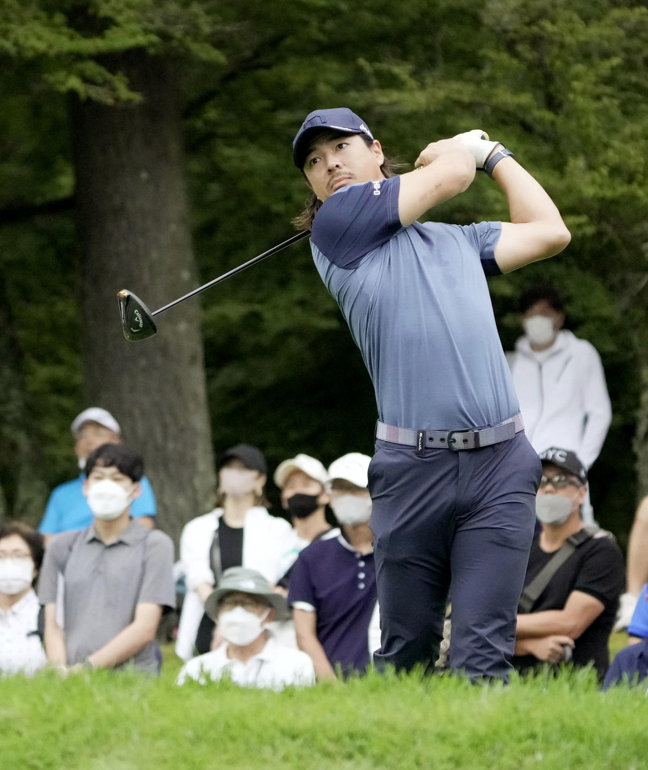 第2日、10番でティーショットを放つ石川遼。通算2アンダーの暫定7位（共同）
