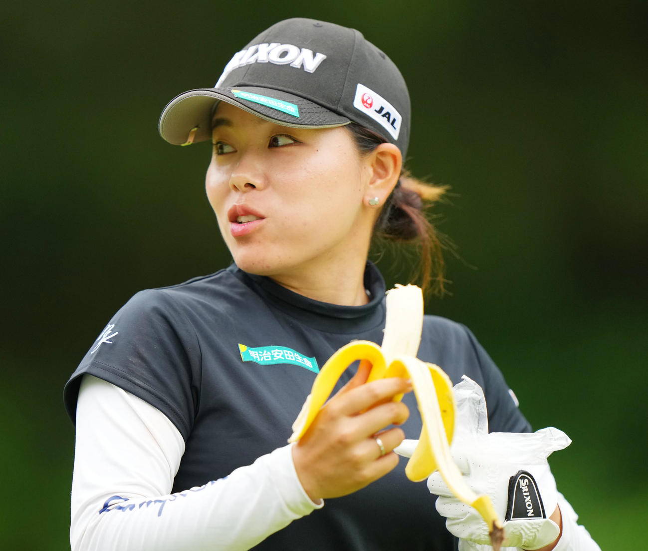 3番、バナナを食べる勝（撮影・横山健太）