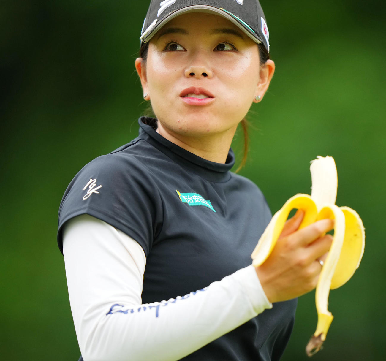 3番、バナナを食べる勝（撮影・横山健太）