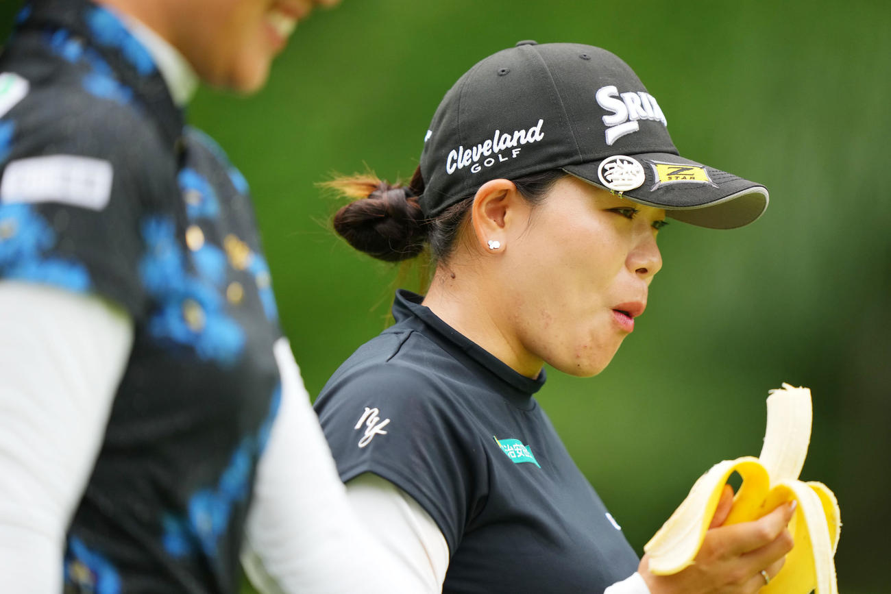 3番、バナナを食べる勝（撮影・横山健太）