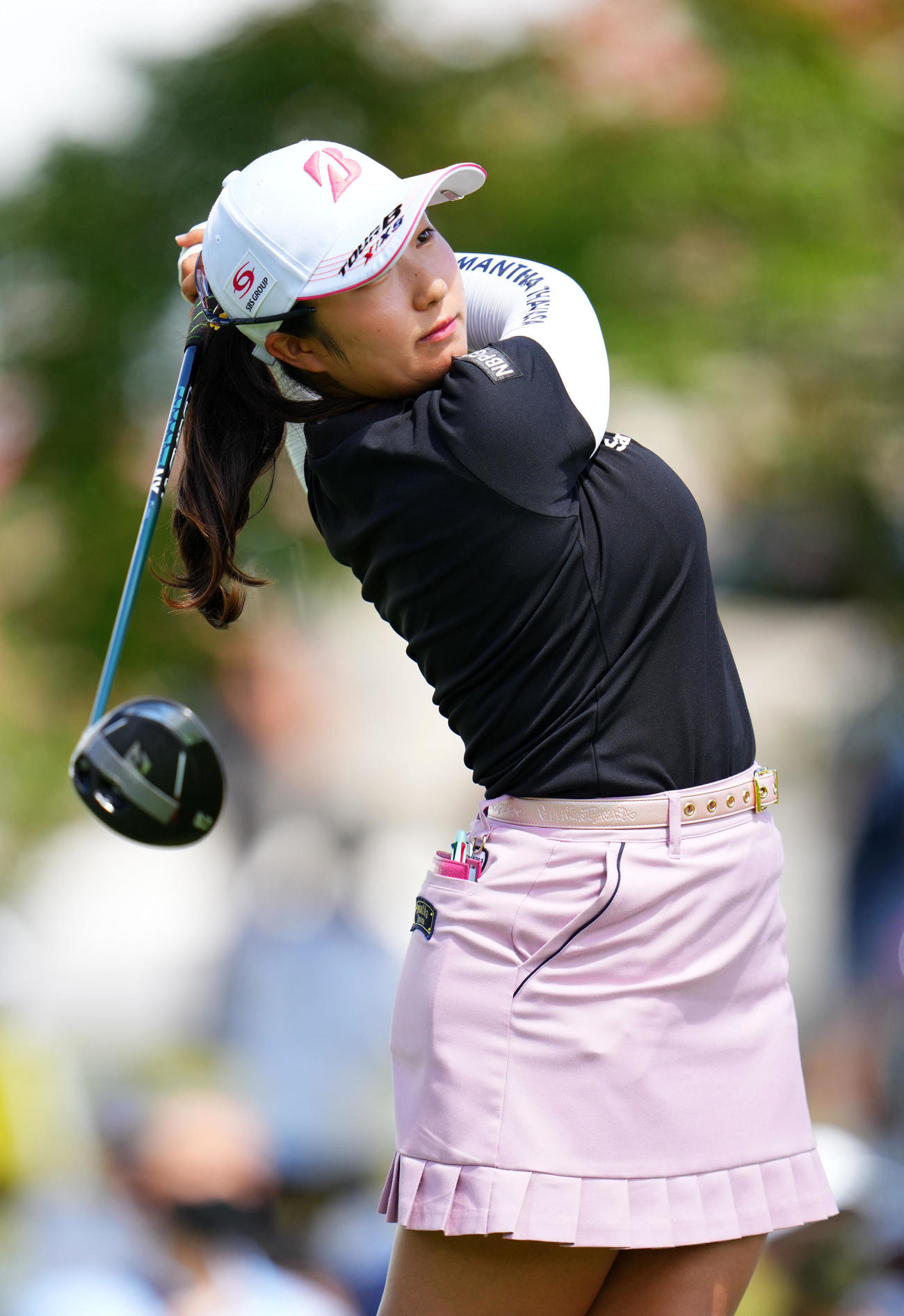 1番、ティーショットを放つ阿部（撮影・横山健太）