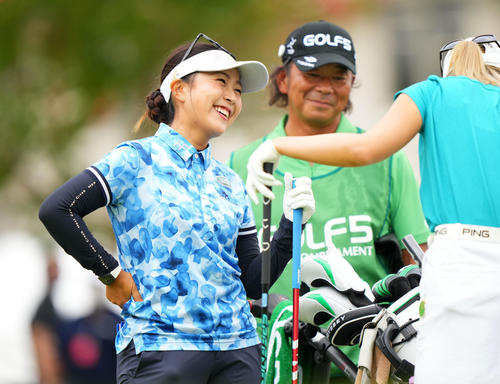1番、談笑する青木（撮影・横山健太）