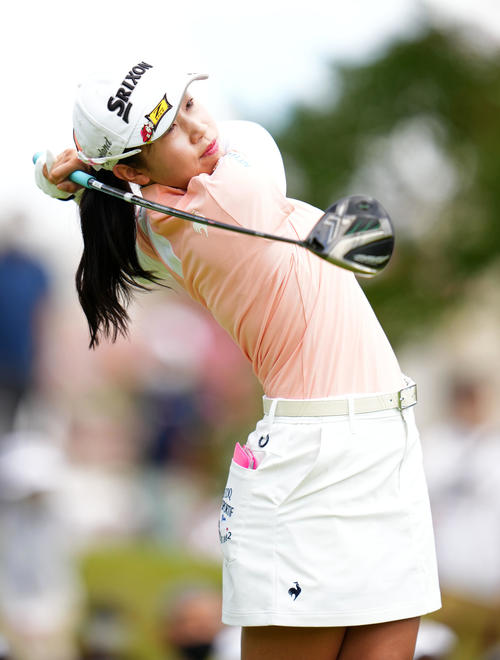 1番、ティーショットを放つ菅沼（撮影・横山健太）