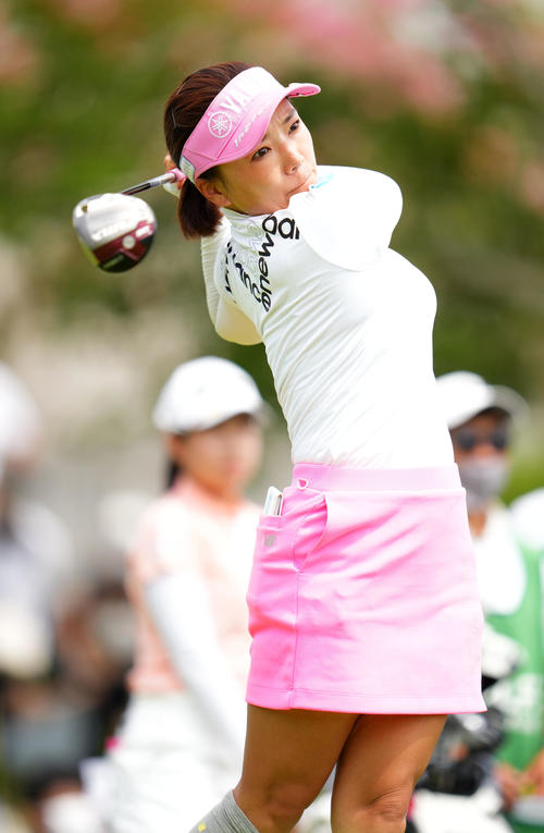 1番、ティーショットを放つ有村（撮影・横山健太）