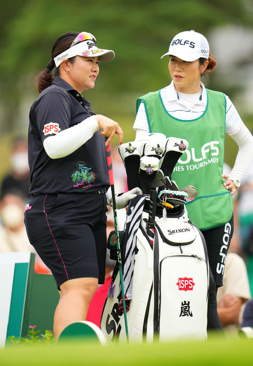 1番、ティーショットを放つ酒井（撮影・横山健太）