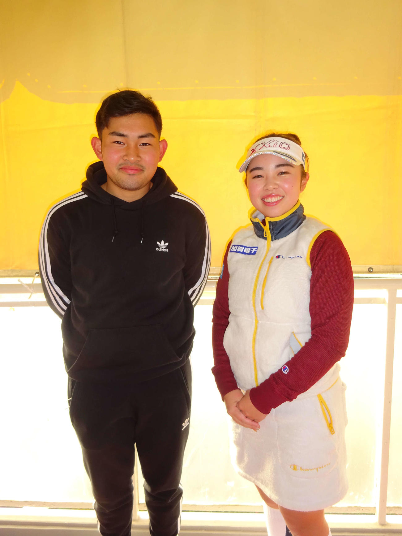 男子下部ツアーで7人目のアマチュア優勝を飾った山下勝将（左）と女子プロの姉、山下美夢有（2022年1月撮影）