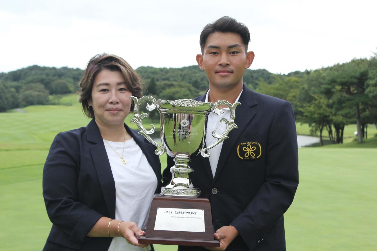 男子下部ツアーで7人目のアマチュア優勝を飾った山下勝将（右）と母有貴さん（JGTO提供）