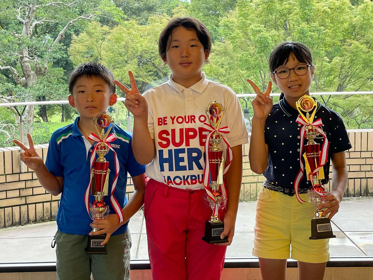 左から2～3年男女優勝の園和真、4～6年男子優勝の井上大鳳、同女子優勝の藤本南々子
