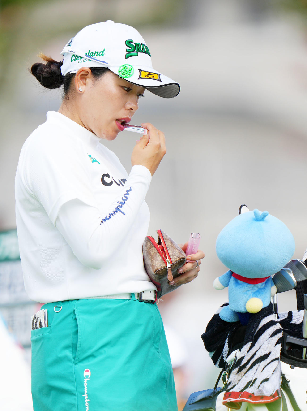 1番スタート前、化粧直しをする勝（撮影・横山健太）
