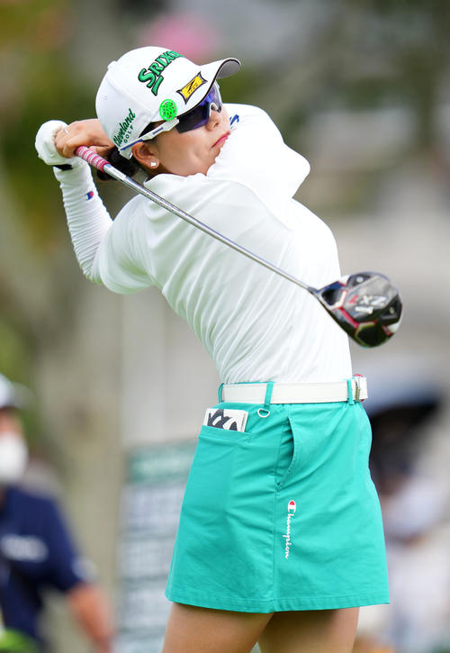 1番、ティーショットを放つ勝（撮影・横山健太）