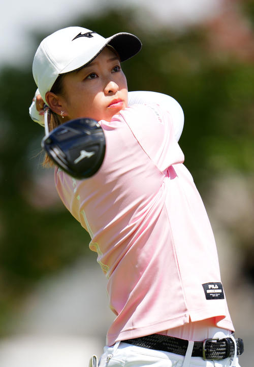 1番、ティーショットを放つ西郷（撮影・横山健太）
