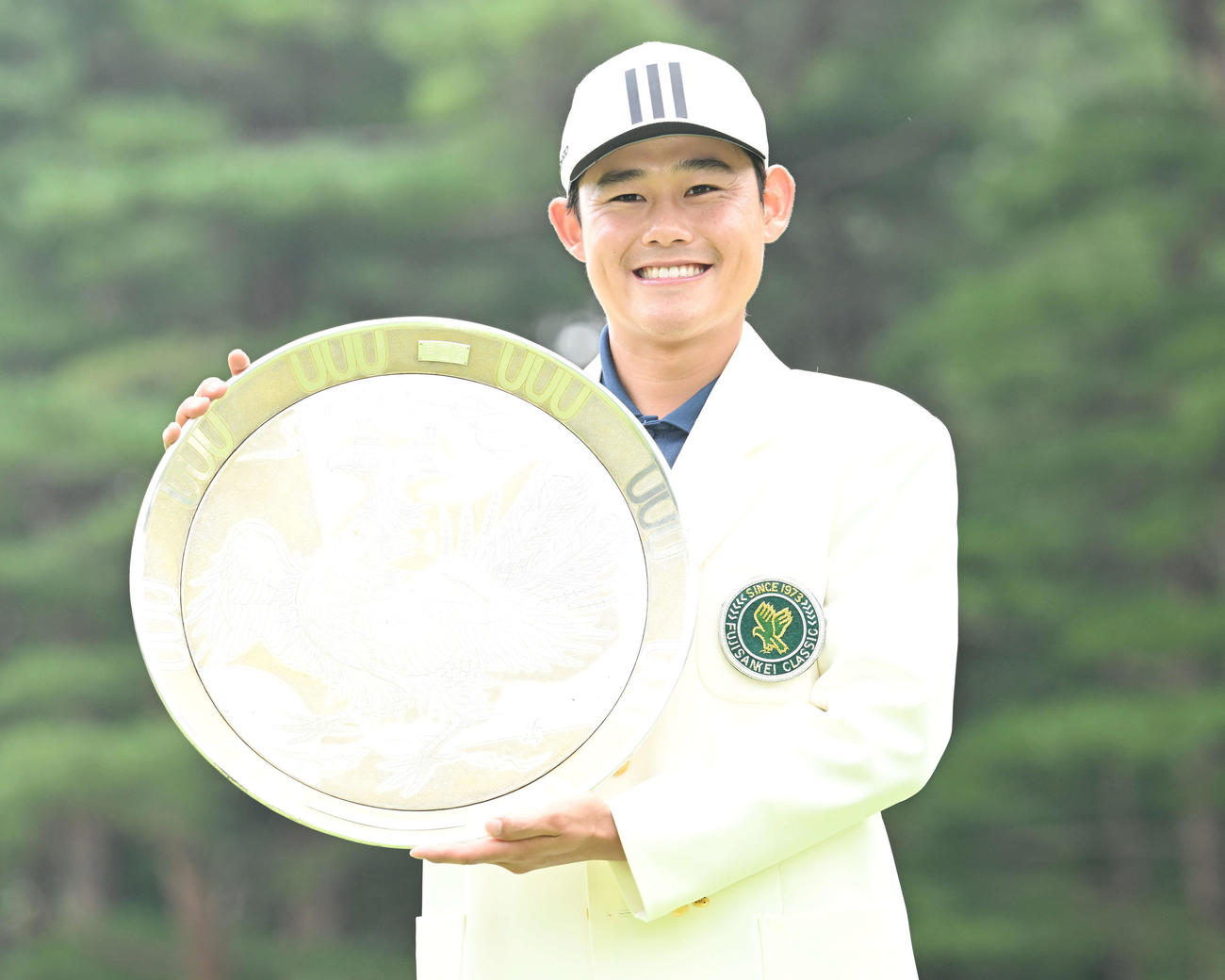 優勝を決めた大西は笑顔で記念撮影する（撮影・滝沢徹郎）