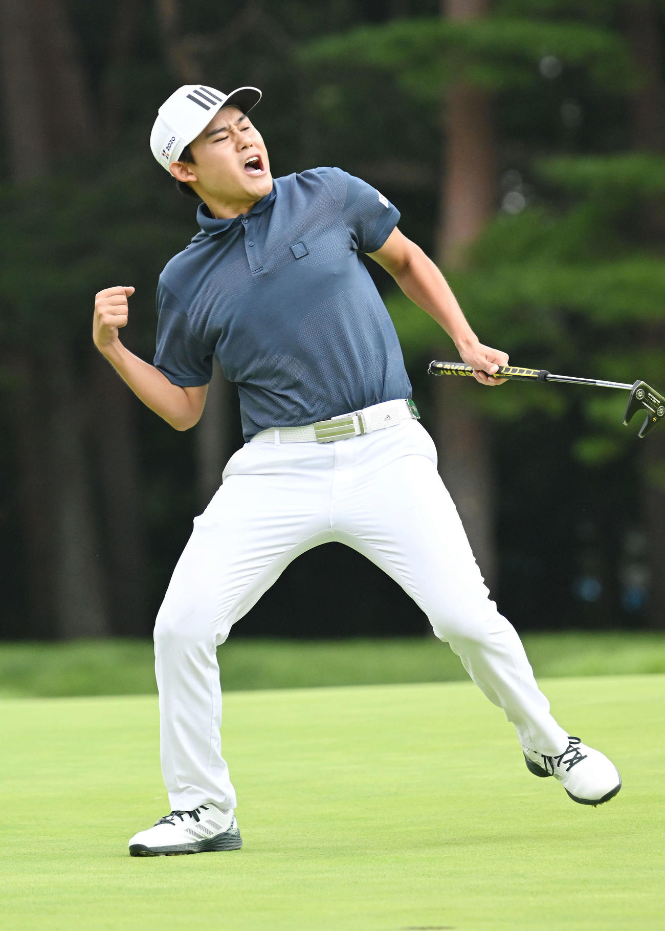 優勝を決めガッツポーズする大西（撮影・滝沢徹郎）