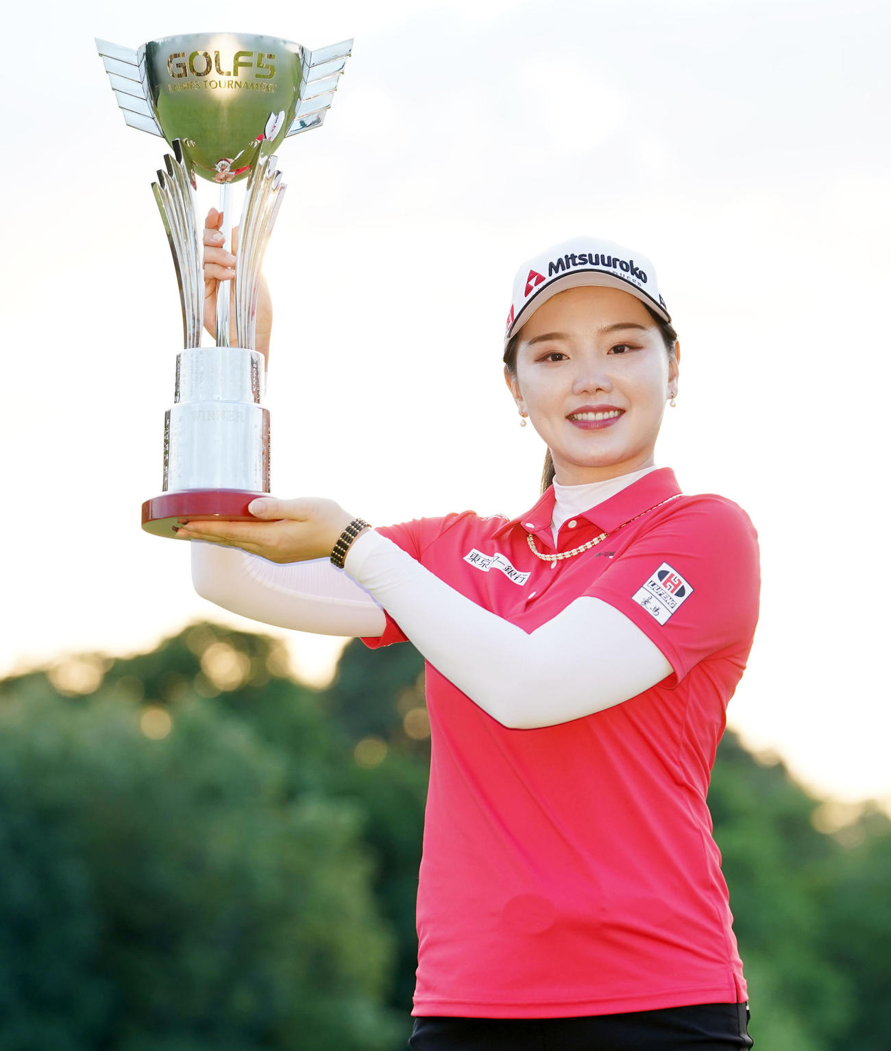 優勝カップを手に笑顔を見せるユウティン（撮影・横山健太）
