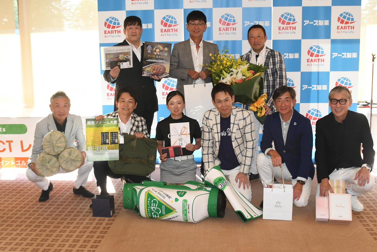 アース製薬Presents　第9回TOPCONNECTレディースに優勝した円角有希（前列左から3人目）を祝福する協賛各社の関係者