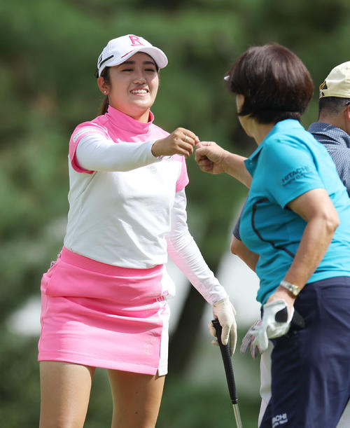 プロアマ戦でJLPGAの小林会長（手前）をグータッチを交わす稲見（撮影・前田充）