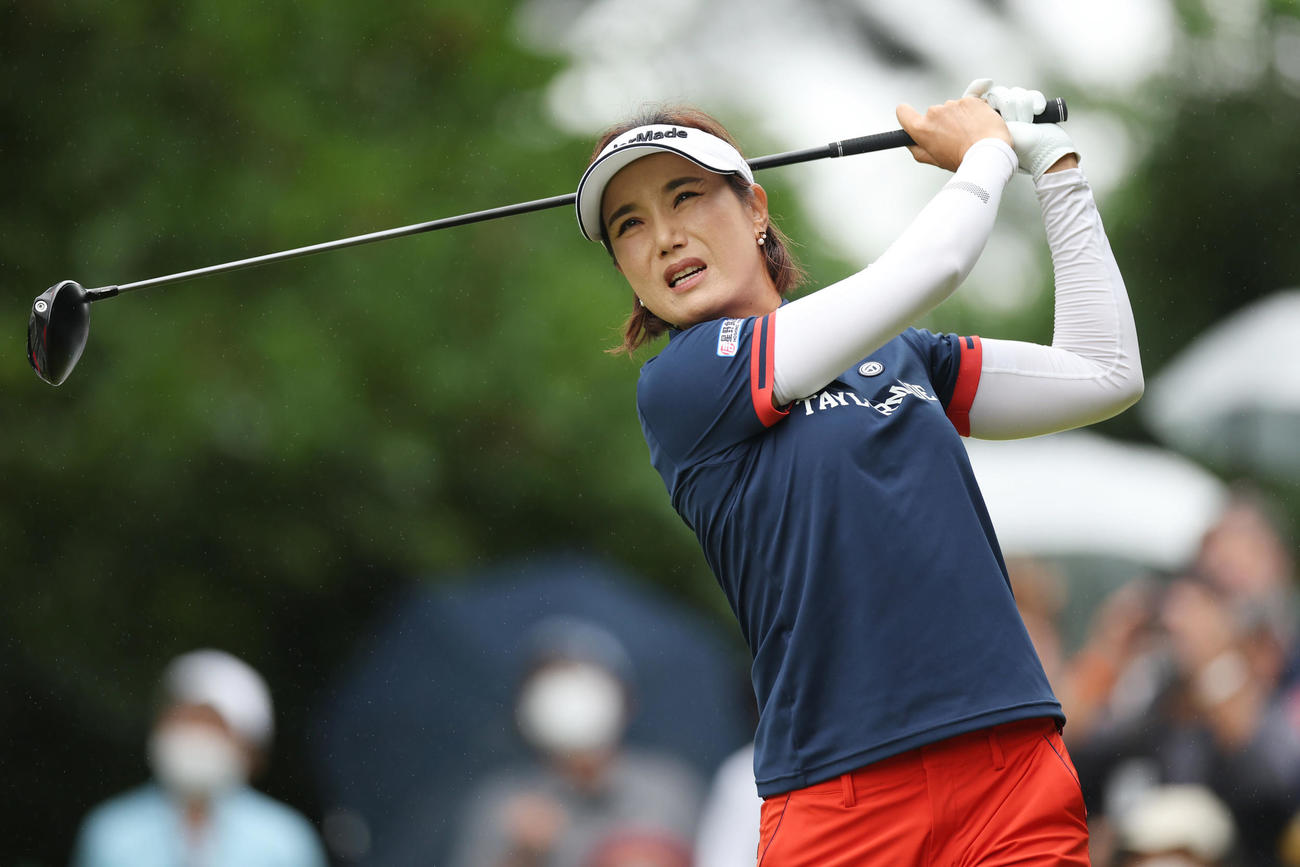 10番、ティーショットを放つ全美貞（撮影・前田充）