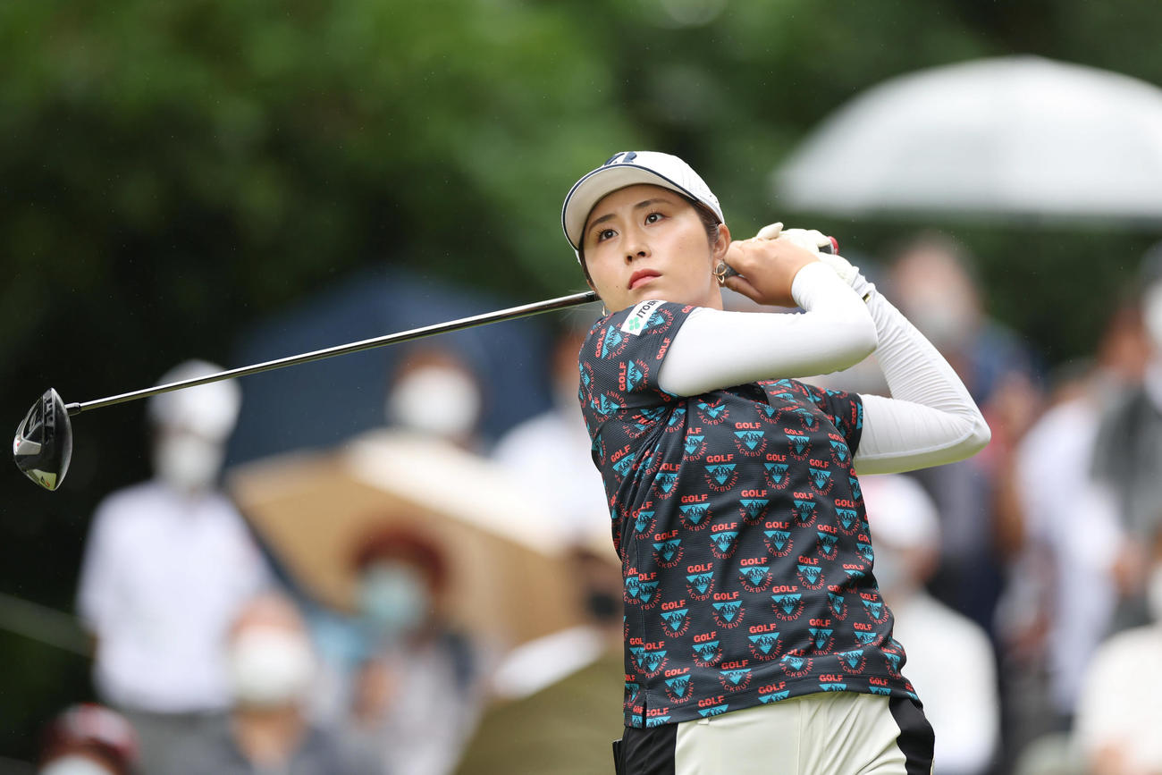 10番、ティーショットを放つ大里（撮影・前田充）