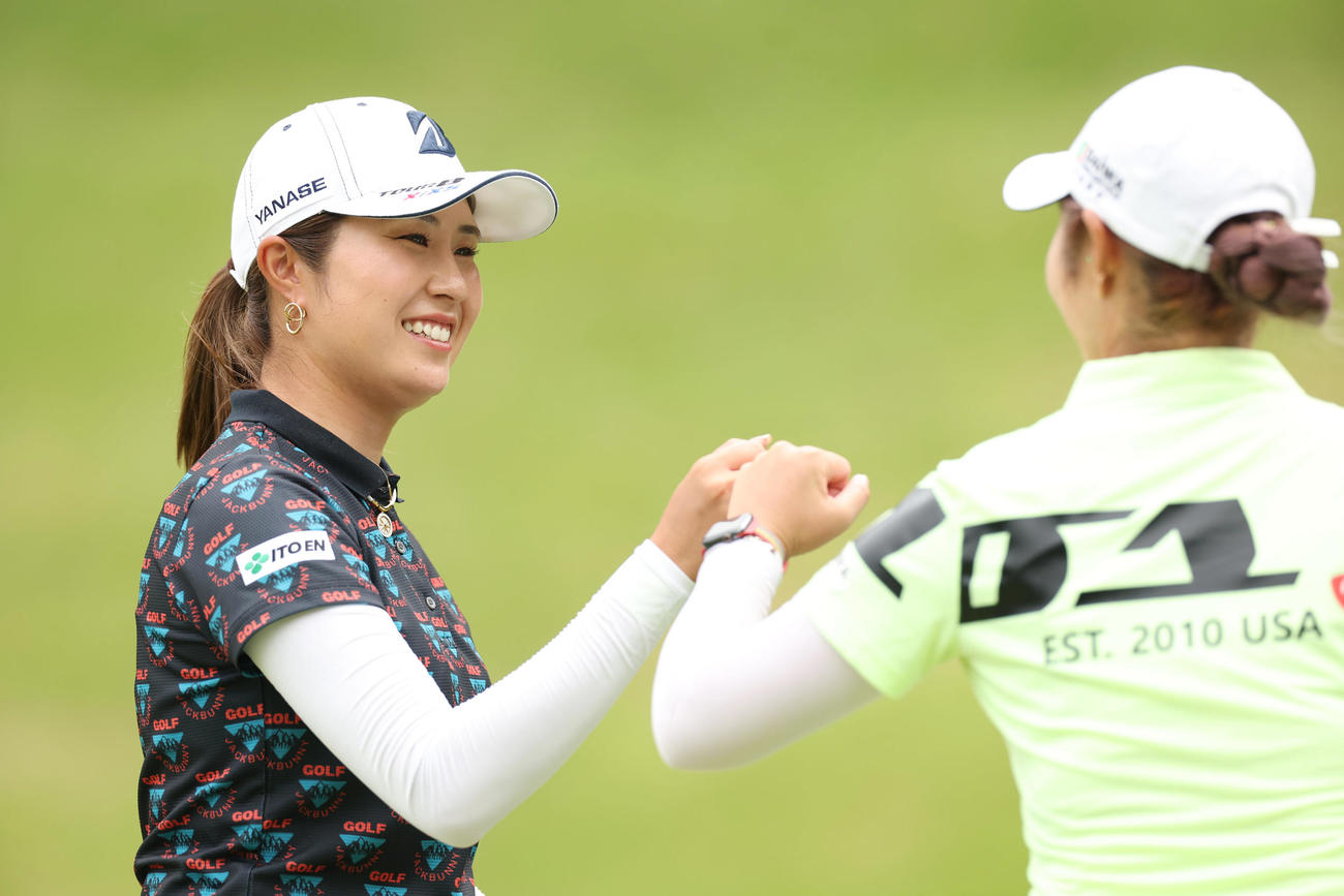 9番、ペ・ソンウ（右）とグータッチを交わしホールアウトする大里（撮影・前田充）