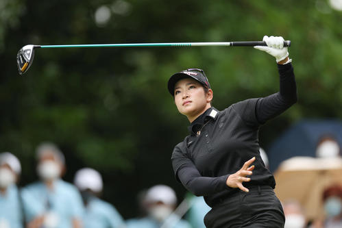 10番、ティーショットを放つ原（撮影・前田充）