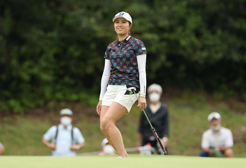 6番、バーディーパットを決めきれず、悔しそうに苦笑いする大里（撮影・前田充）