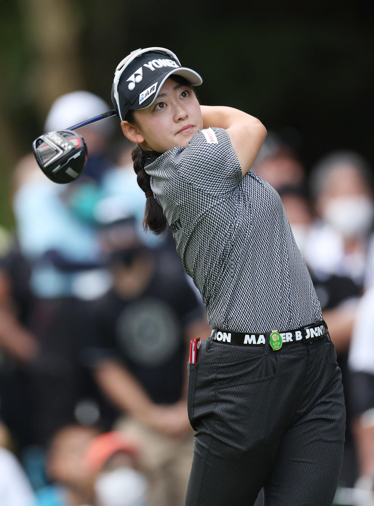 10番、ティーショットを放つ岩井千（撮影・前田充）