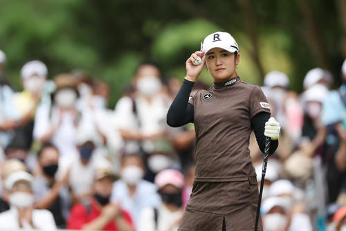 10番、選手紹介を受けスタートする稲見（撮影・前田充）