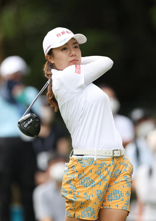 10番、ティーショットを放つサイ・ペイイン（撮影・前田充）