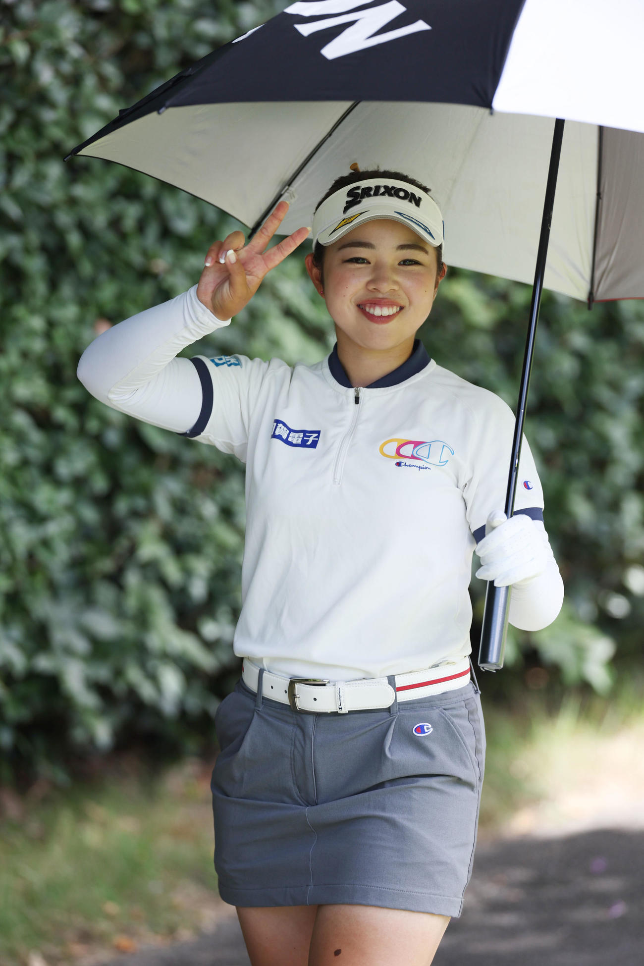 プロアマ戦で笑顔でVサインの山下（撮影・前田充）