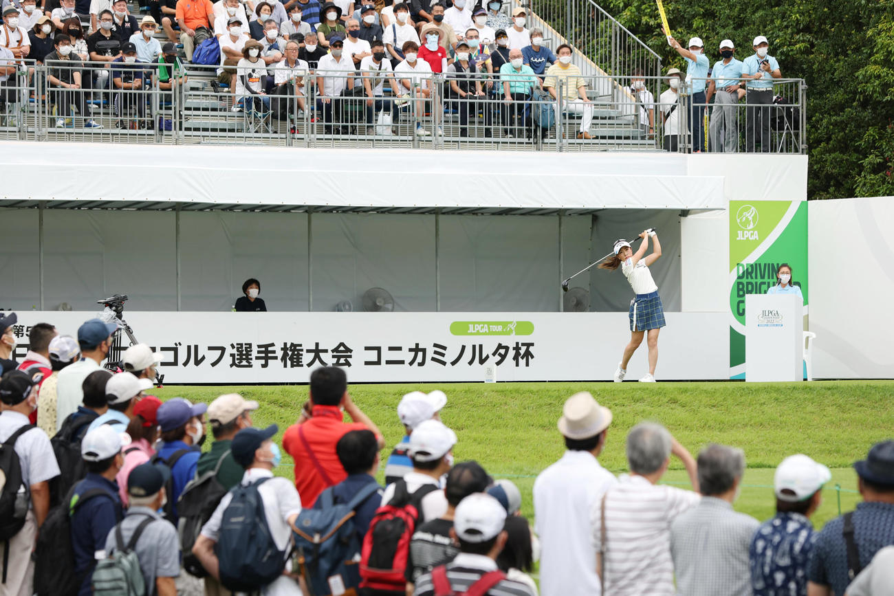 1番、ティーショットを放つ木村（撮影・前田充）