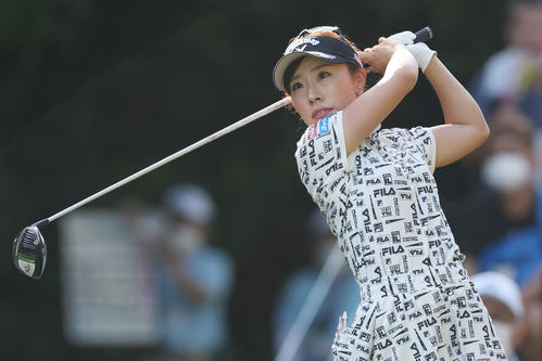 10番、ティーショットを放つ木村（撮影・前田充）