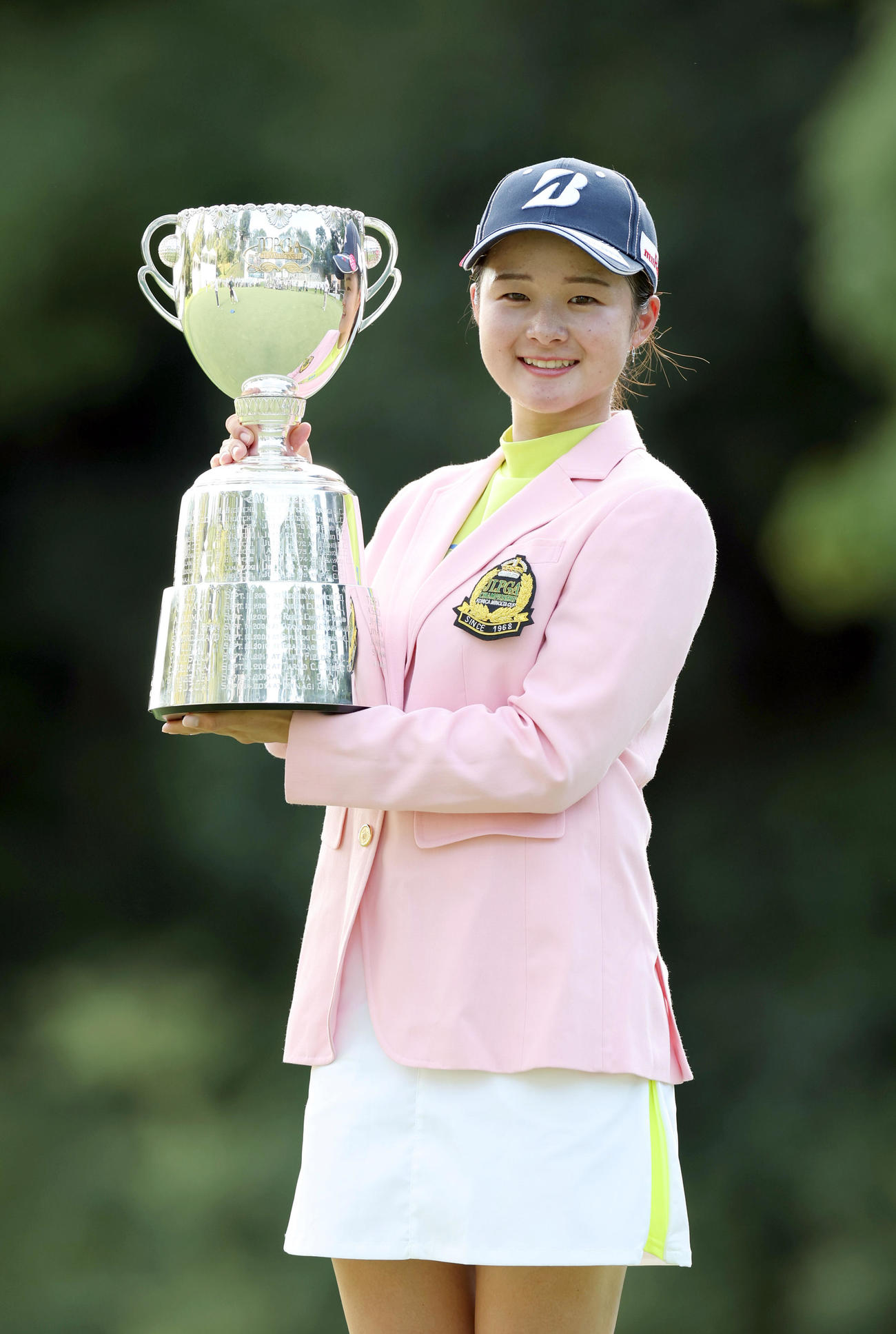 初優勝を果たし、笑顔で優勝トロフィーを掲げる川崎（撮影・前田充）