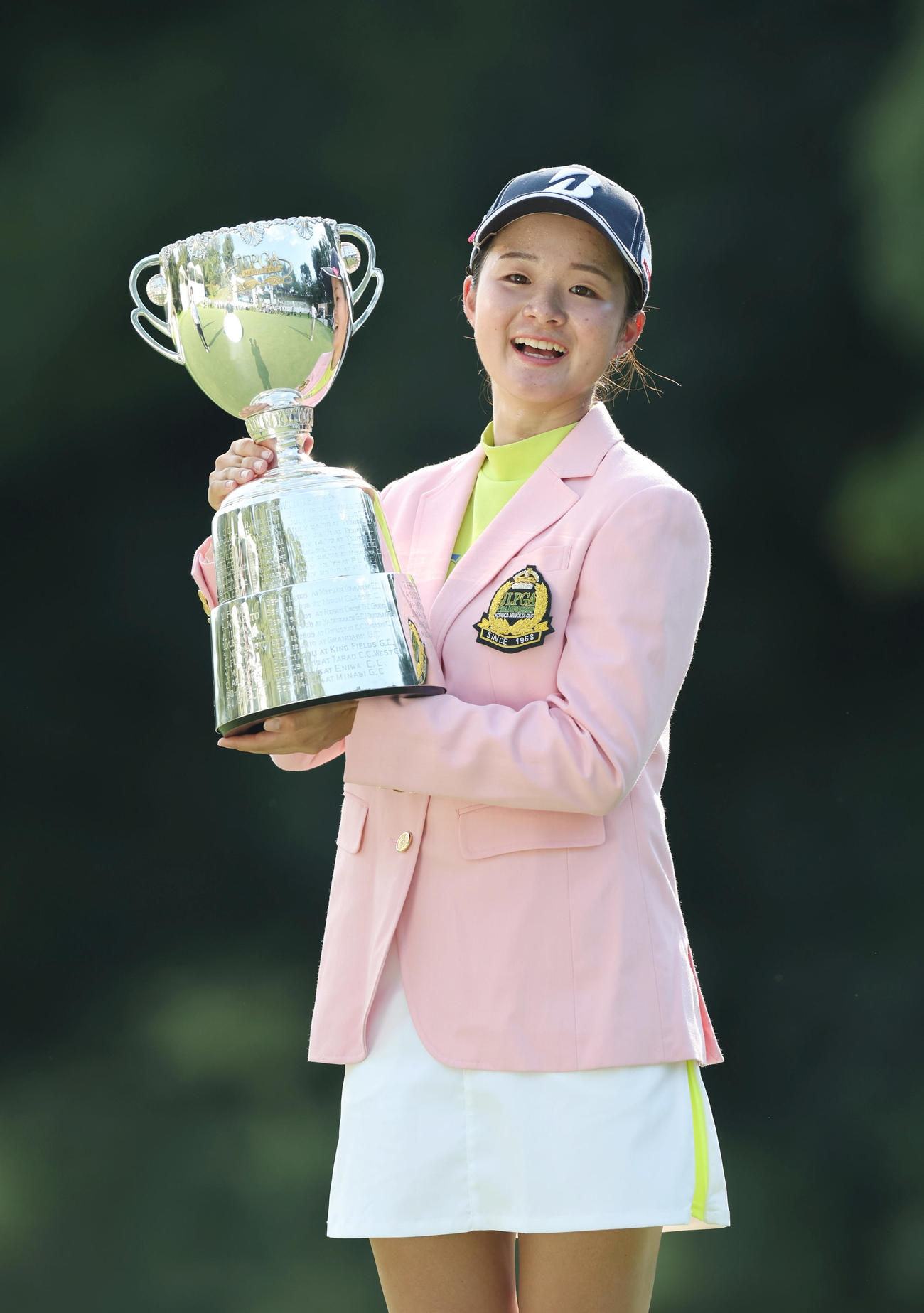 初優勝を果たし、笑顔で優勝トロフィーを掲げる川崎（撮影・前田充）