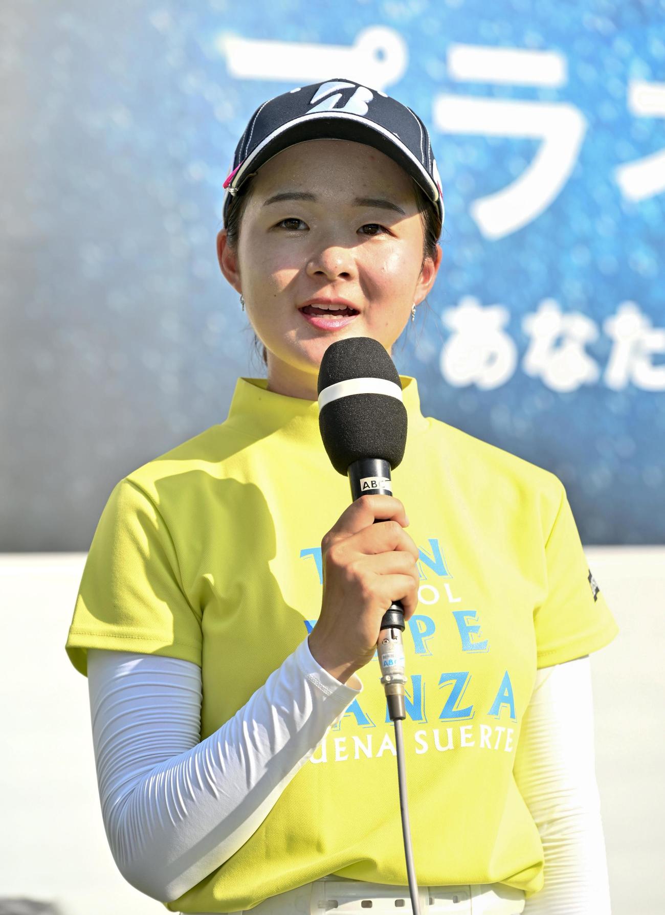 日本女子プロ選手権でツアー初優勝を果たし、インタビューに答える川崎春花（共同）