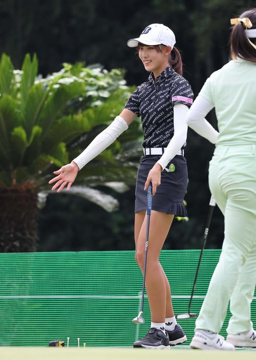 パッティング練習をする馬場咲希（撮影・上田博志）