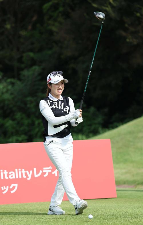 笑顔を見せながら練習ラウンドを回る西村（撮影・上田博志）