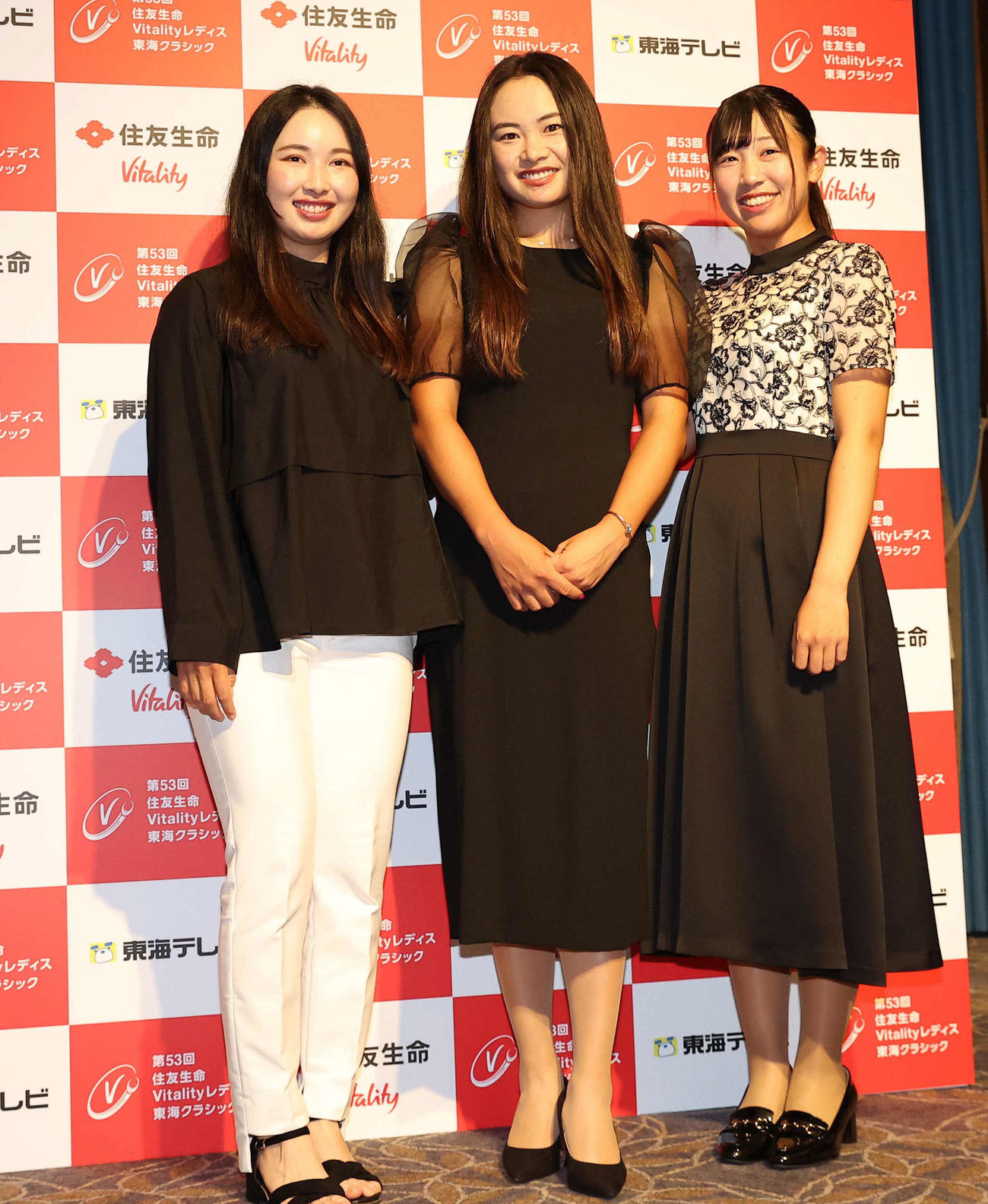 ドレスアップして前夜祭に出席する左から小祝さくら、河本結、菅沼菜々（撮影・上田博志）