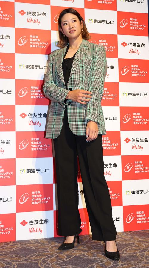 ドレスアップして前夜祭に出席する原英莉花（撮影・上田博志）