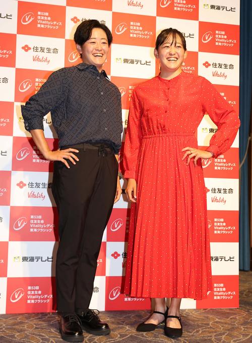 ドレスアップして前夜祭に出席する岩井明愛（左）と岩井千怜（撮影・上田博志）