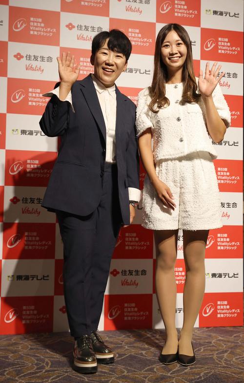 ドレスアップして前夜祭に出席する申ジエ（左）と金沢志奈（撮影・上田博志）