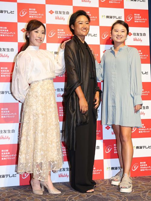 ドレスアップして前夜祭に出席する左から木村彩子、野沢真央、森田遥（撮影・上田博志）