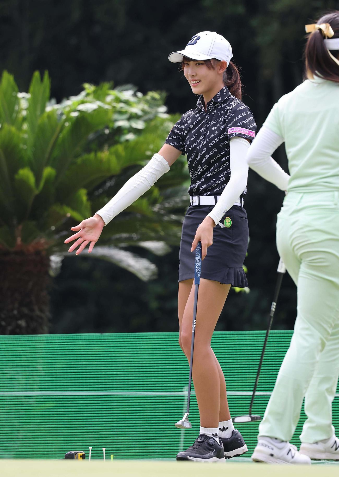 パッティング練習をする馬場咲希（撮影・上田博志）