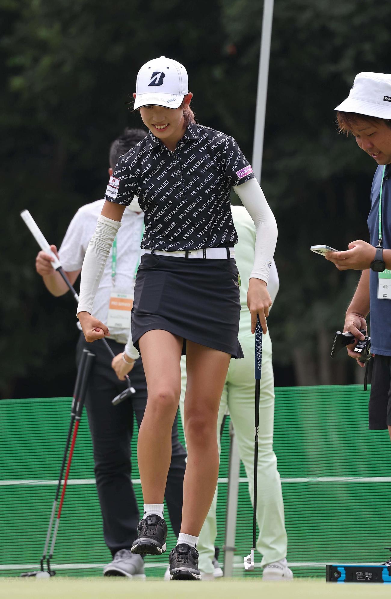 馬場咲希はパッティンググリーンでガッツポーズの練習をする？（撮影・上田博志）