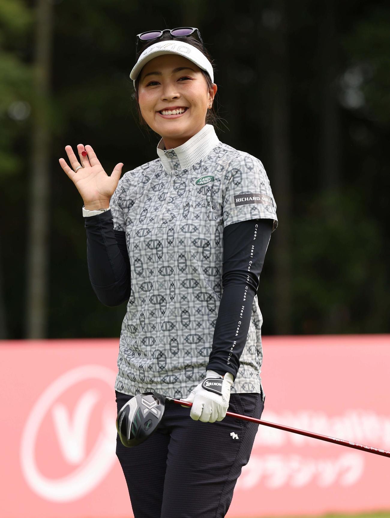 笑顔を見せながらプロアマ戦をラウンドする青木瀬令奈（（撮影・上田博志）