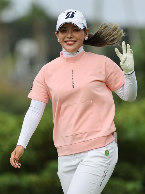 プロアマ戦をラウンドする吉田優利（撮影・上田博志）