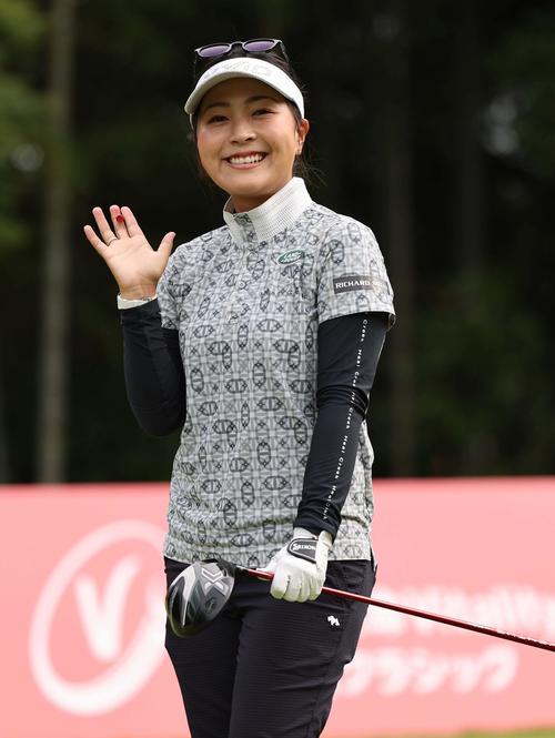 笑顔を見せながらプロアマ戦をラウンドする青木瀬令奈（（撮影・上田博志）