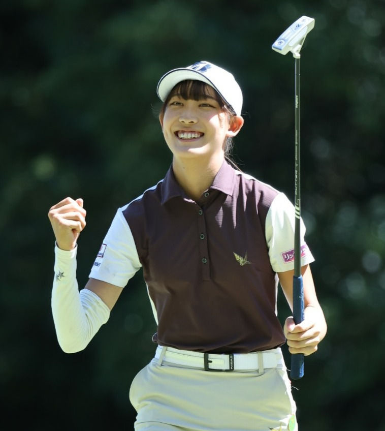 15番で初バーディーを決めガッツポーズをする馬場咲希（撮影・上田博志）