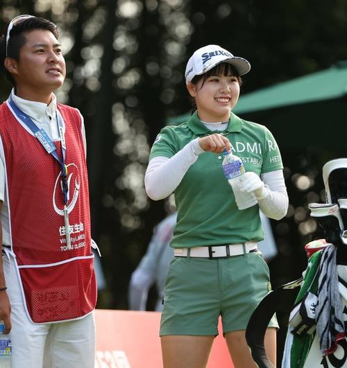 1番、笑顔を見せる尾関彩美悠(撮影・上田博志)
